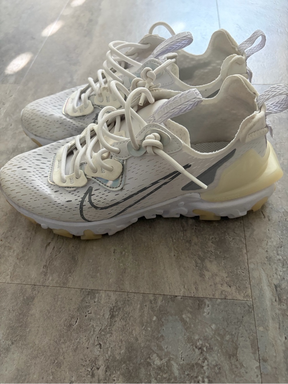 Women’s Nike tennis shoes
